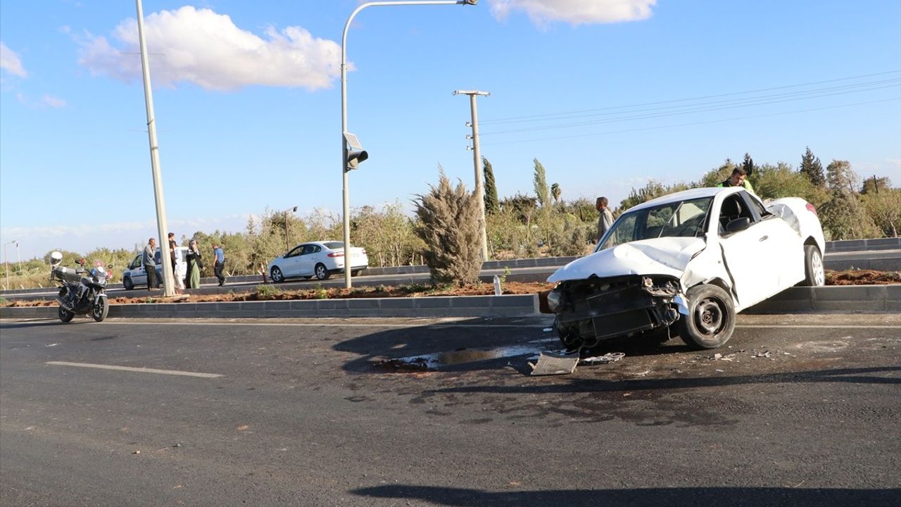 Kilis'te Otomobil Devrildi: İki Yaralı