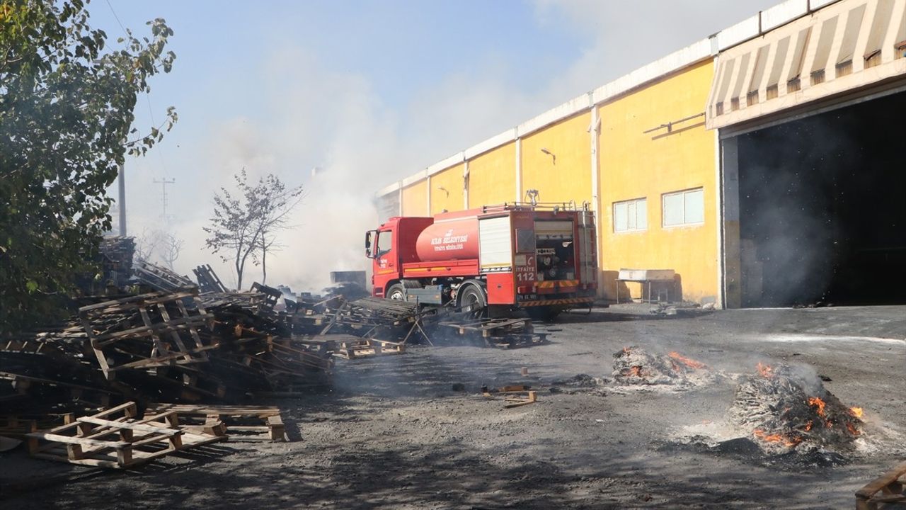 Kilis'teki Kauçuk Fabrikasında Yangın Kontrol Altına Alındı