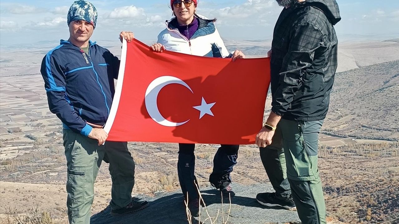 Kırşehirli Dağcılar Cumhuriyet'in 102. Yılını Zirveye Taşıdı