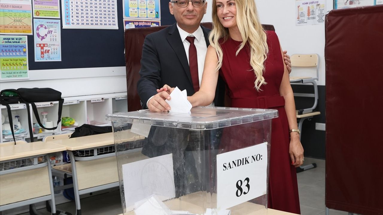 KKTC'de Cumhurbaşkanı Adayı Erhürman Oyunu Kullandı