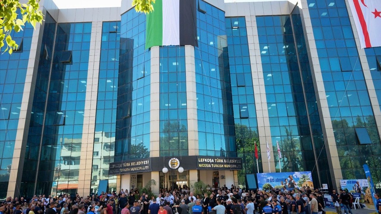 KKTC'de Gazze ile Dayanışma: Filistin Bayrağı Belediyesi Binasında Dalgalanıyor