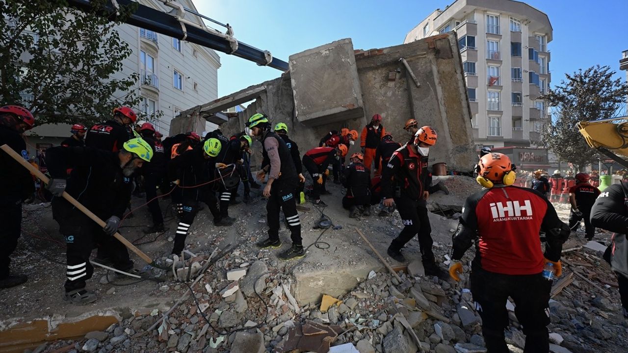 Kocaeli'de Çöken Bina Sebebiyle Aileler Misafir Ediliyor