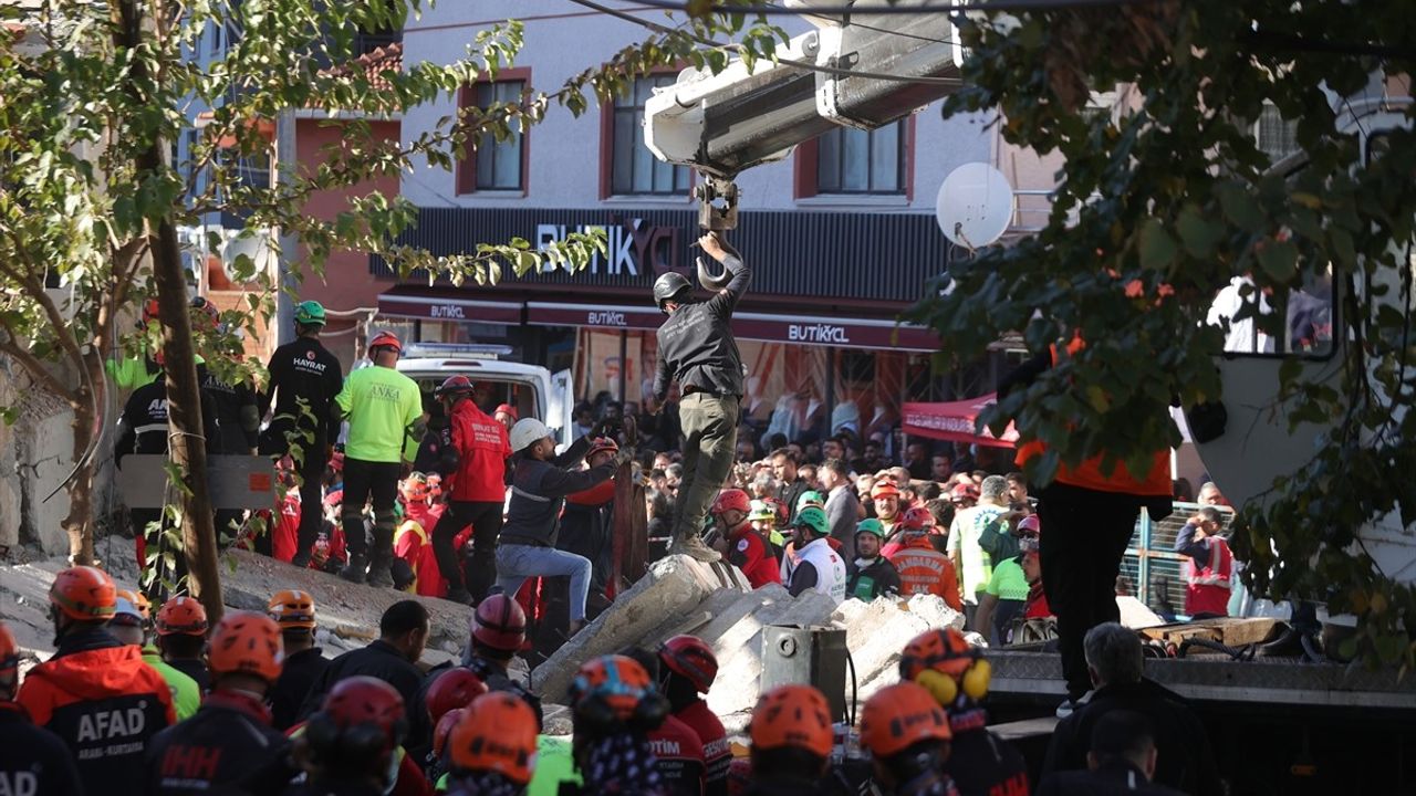 Kocaeli'de Çöken Binada İki Çocuğun Cenazesine Ulaşıldı