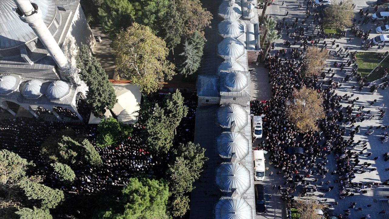 Kocaeli'de Çöken Binadan 4 Kişinin Cenazesi Defnedildi