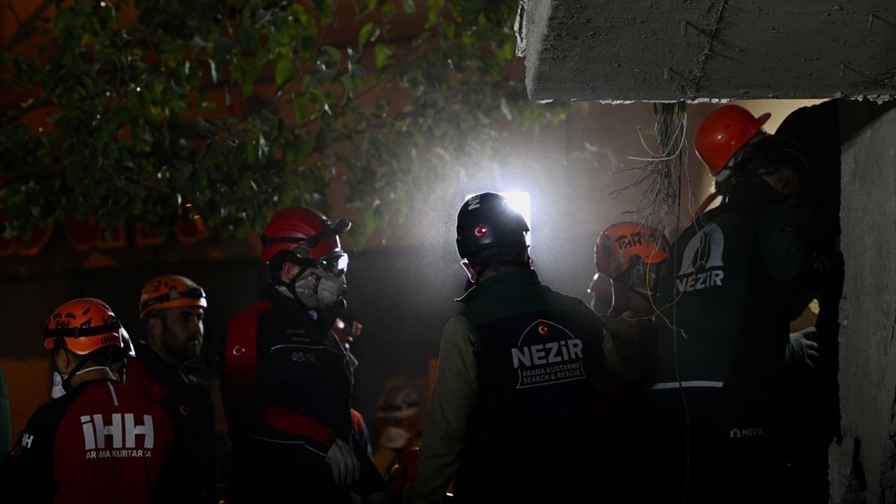 Kocaeli'de Çöken Binadan Sağ Kurtarılan Dilara Bilir