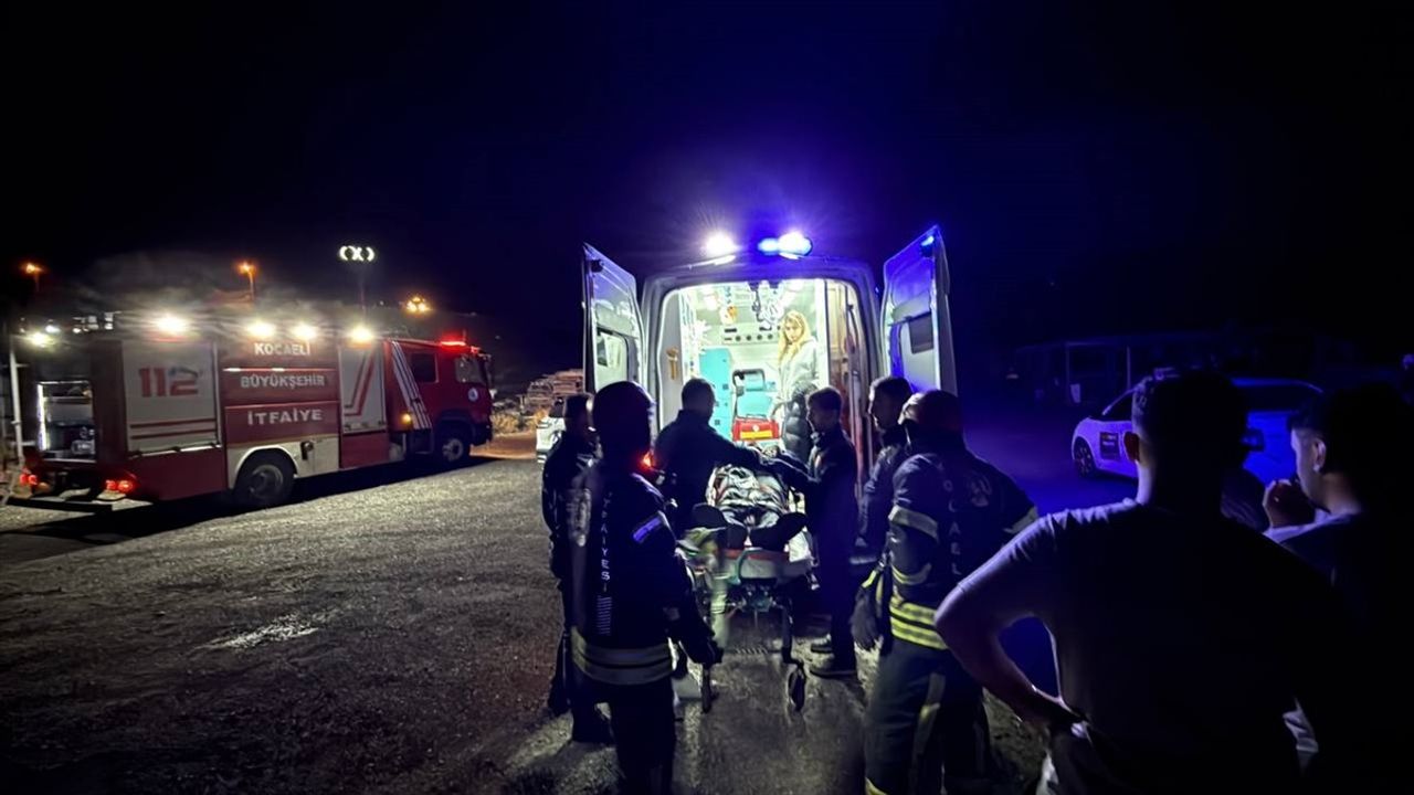 Kocaeli'de Devrilen Otomobil Kazası: 2 Yaralı
