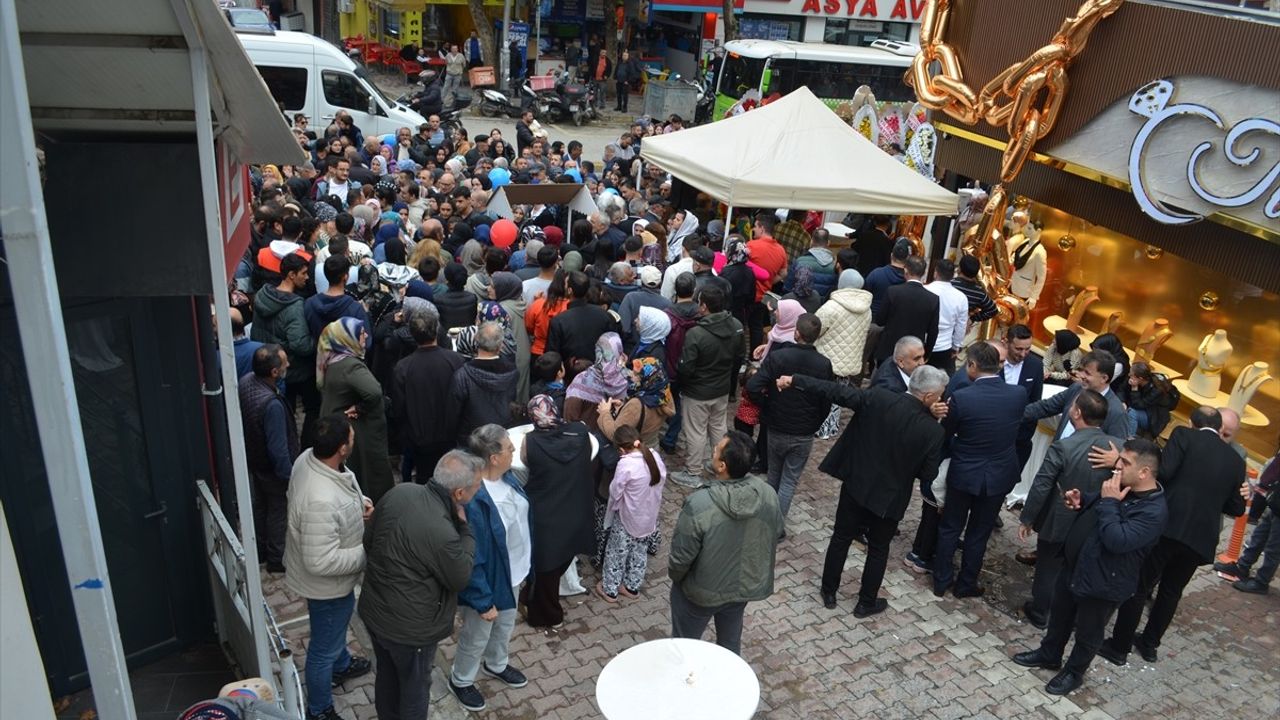 Kocaeli'de Kuyumcu Açılışında Yoğun İlgi