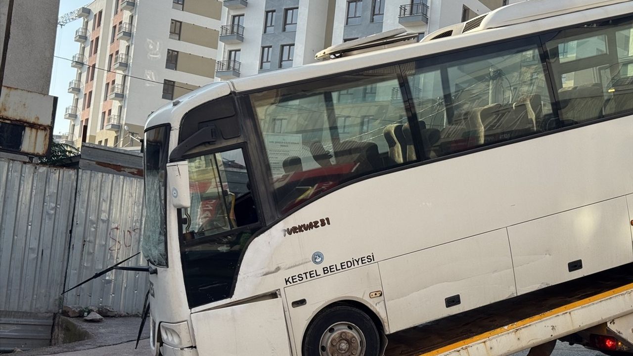 Kocaeli'de Midibüs Kazası: 3 Polis Yaralı