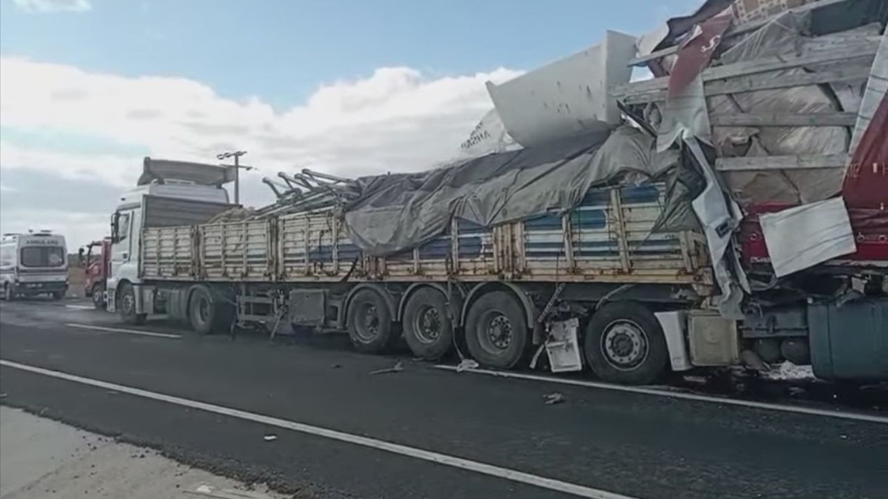 Konya'da 3 Araçlı Trafik Kazası: 1 Ölü, 3 Yaralı