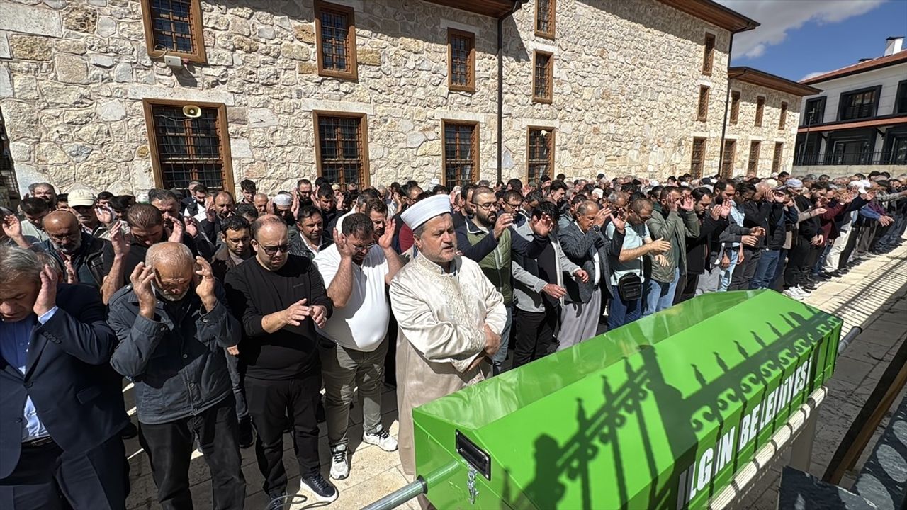 Konya'da Trafik Kazasında Hayatını Kaybeden Öğretmen Toprağa Verildi