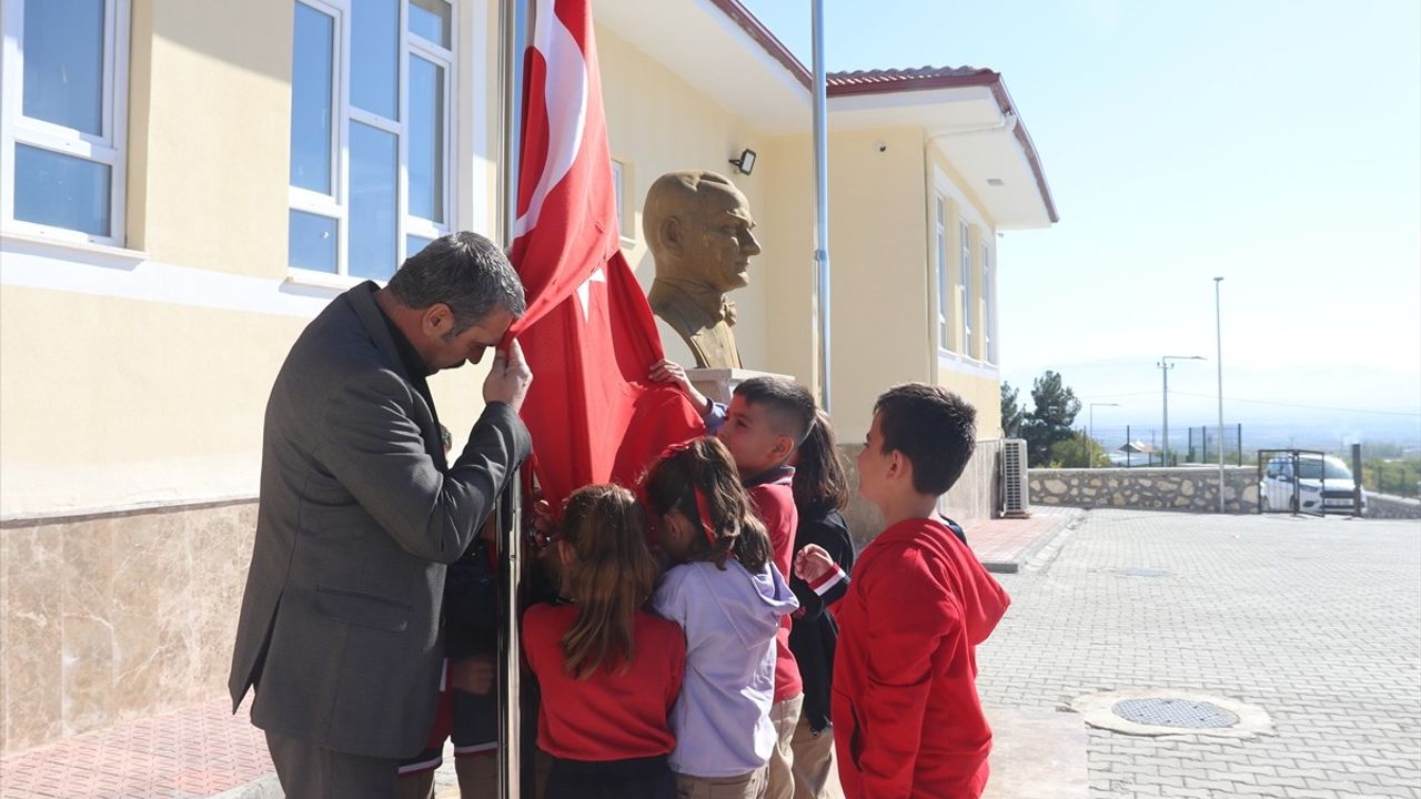 Köy Okulunda Vatan ve Bayrak Sevgisi