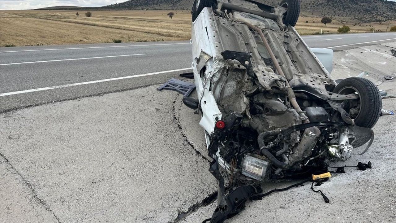 Kütahya'da Devrilen Otomobil Başka Bir Kazaya Yol Açtı