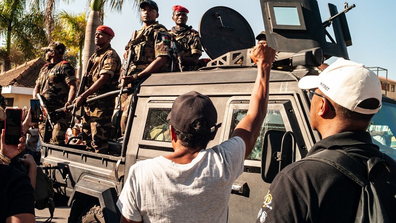 Madagaskar'da Ordu Yönetimi Ele Geçirdi
