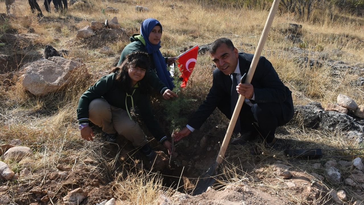 Malatya'da Cumhuriyet İçin 102 Fidan Dikildi