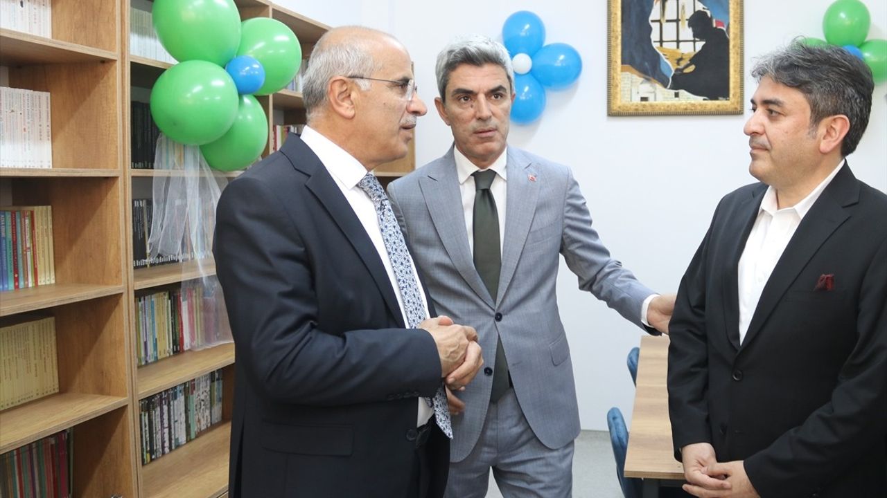 Malatya'da Depremzede Öğrencilere Özel Kütüphane Açıldı