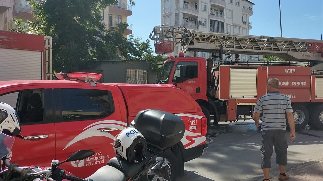 Manavgat'ta Ev Yangını: İtfaiye Hızla Müdahale Etti