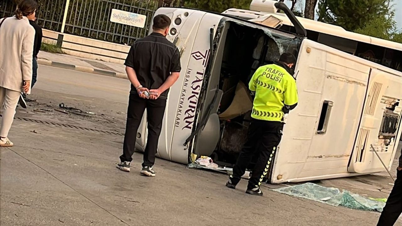 Manisa'da İşçi Servis Midibüsü Kazası: 16 Yaralı