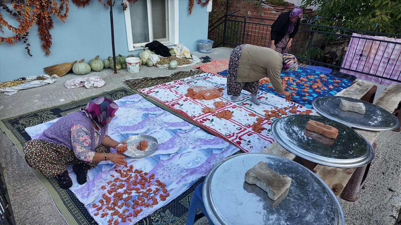 Manisa'da Kadınların Emekleriyle 16 Çeşit Malzemeden Tarhana Üretimi