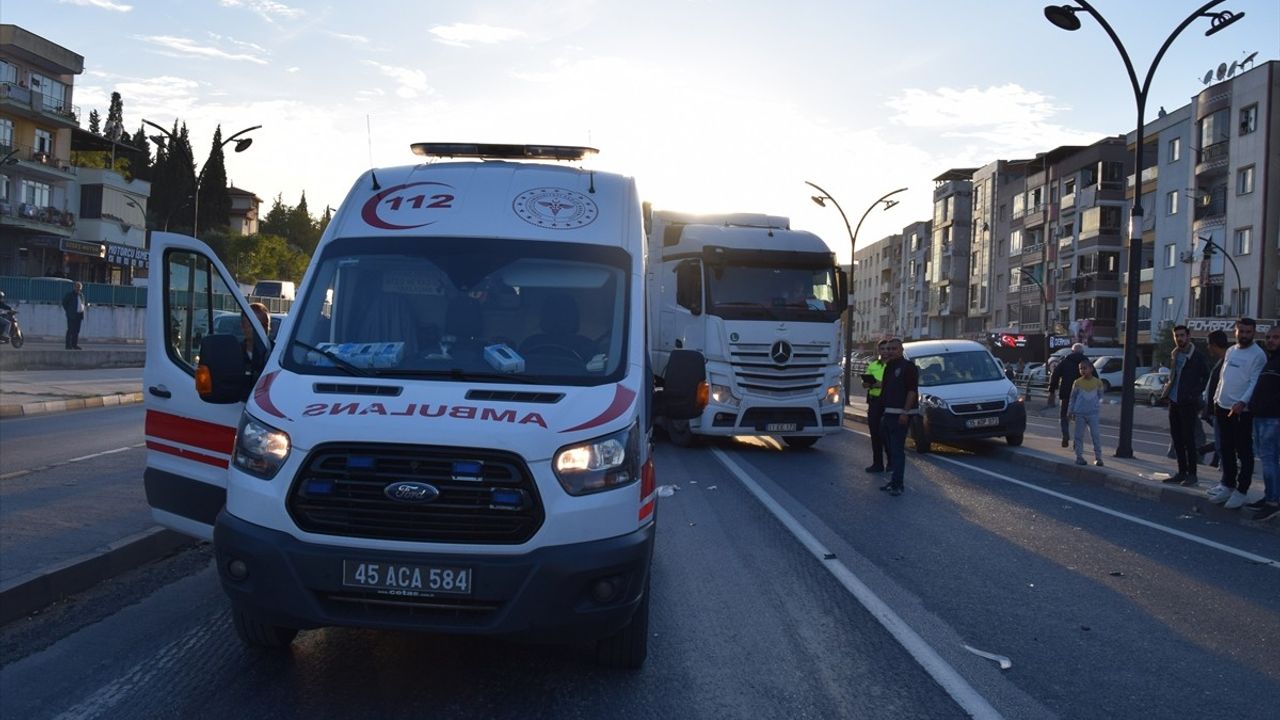 Manisa'da Kamyon Çarpması: Genç Ağır Yaralandı