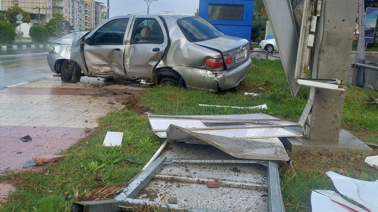 Manisa'da Otomobil Kazası: Tabela Çarpması Sonucu İki Yaralı