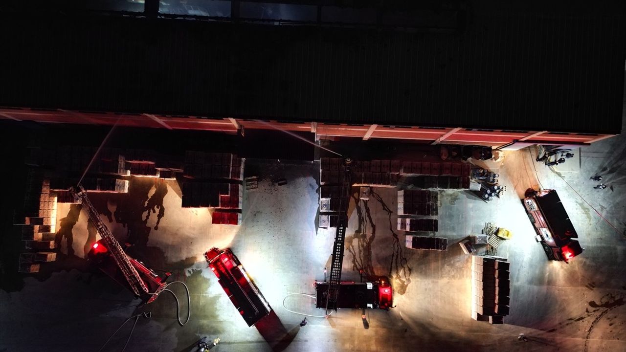 Manisa'daki Granit Fabrikasında Yangın Çıktı