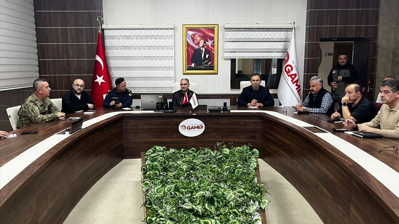 Manisa'daki Kriz Merkezi Sındırgı Depremini Değerlendirdi