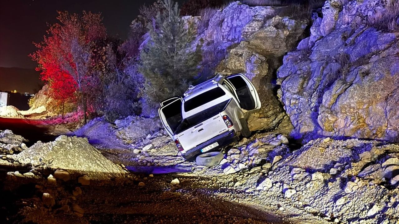 Mardin'de Trafik Kazası: Pikapta Sıkışan Sürücü Kurtarıldı