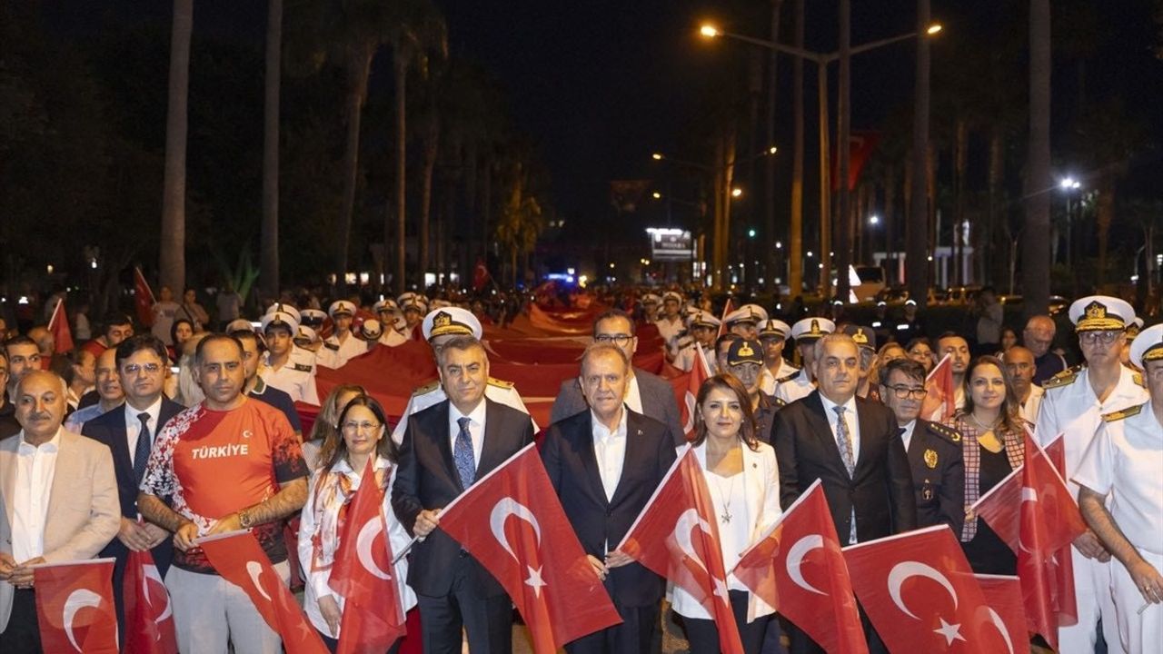 Mersin'de 102 Metrelik Türk Bayrağıyla Cumhuriyet Yürüyüşü