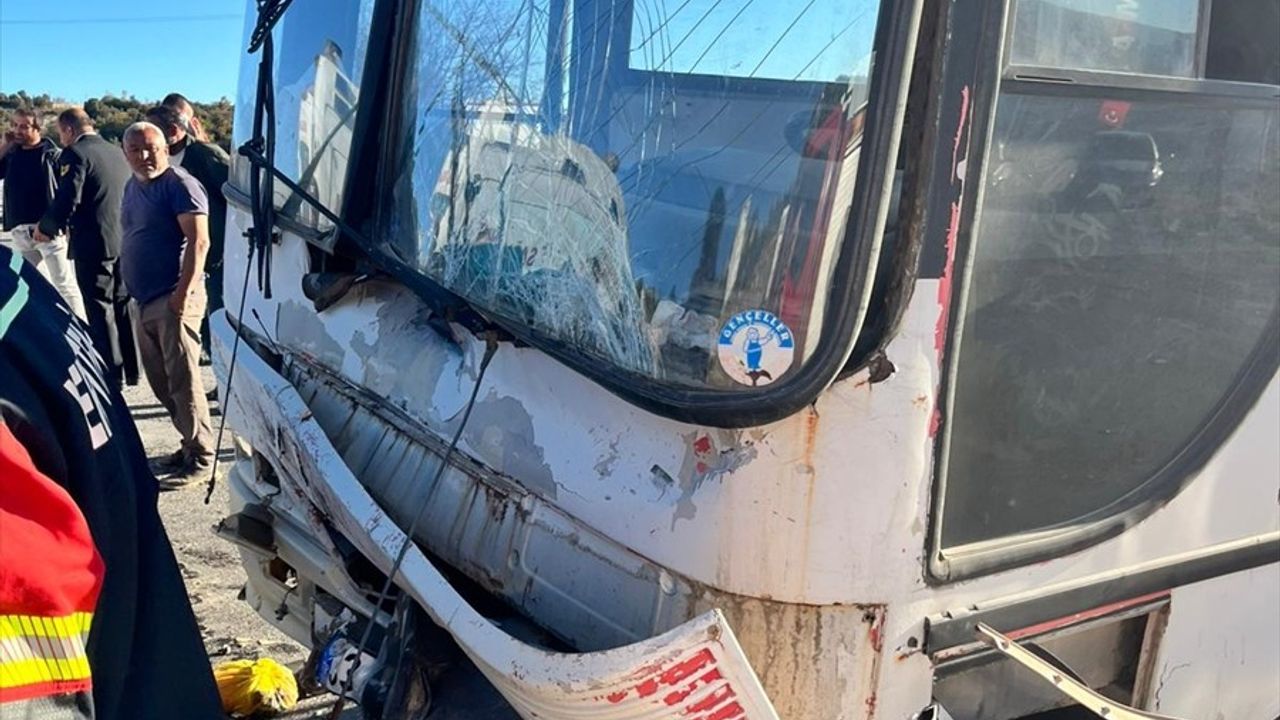 Mersin'de Otobüs ve Otomobil Çarpışması: 1 Ölü, 2 Yaralı