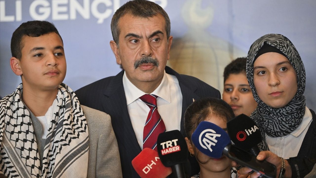 Milli Eğitim Bakanı Tekin, Filistinli Öğrencilerin Resim Sergisini Ziyaret Etti