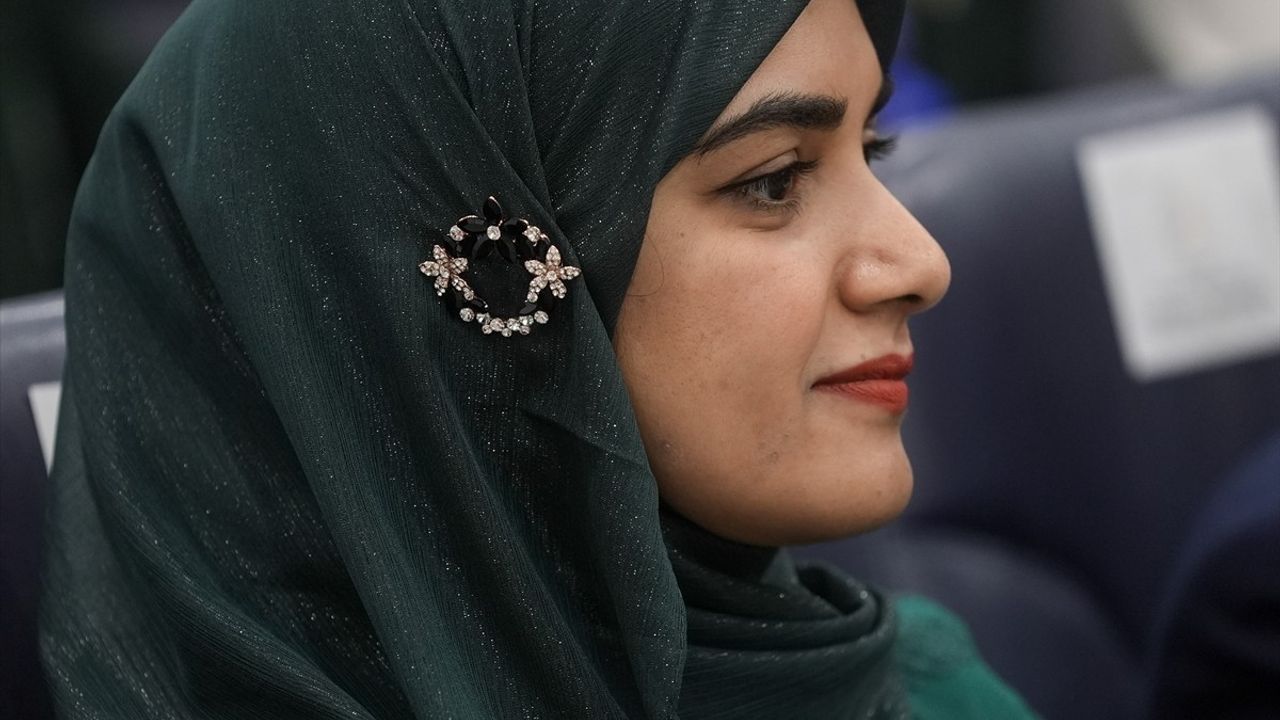 Milli Eğitim Bakanı Tekin, Pakistanlı Öğrencilerle Bir Araya Geldi