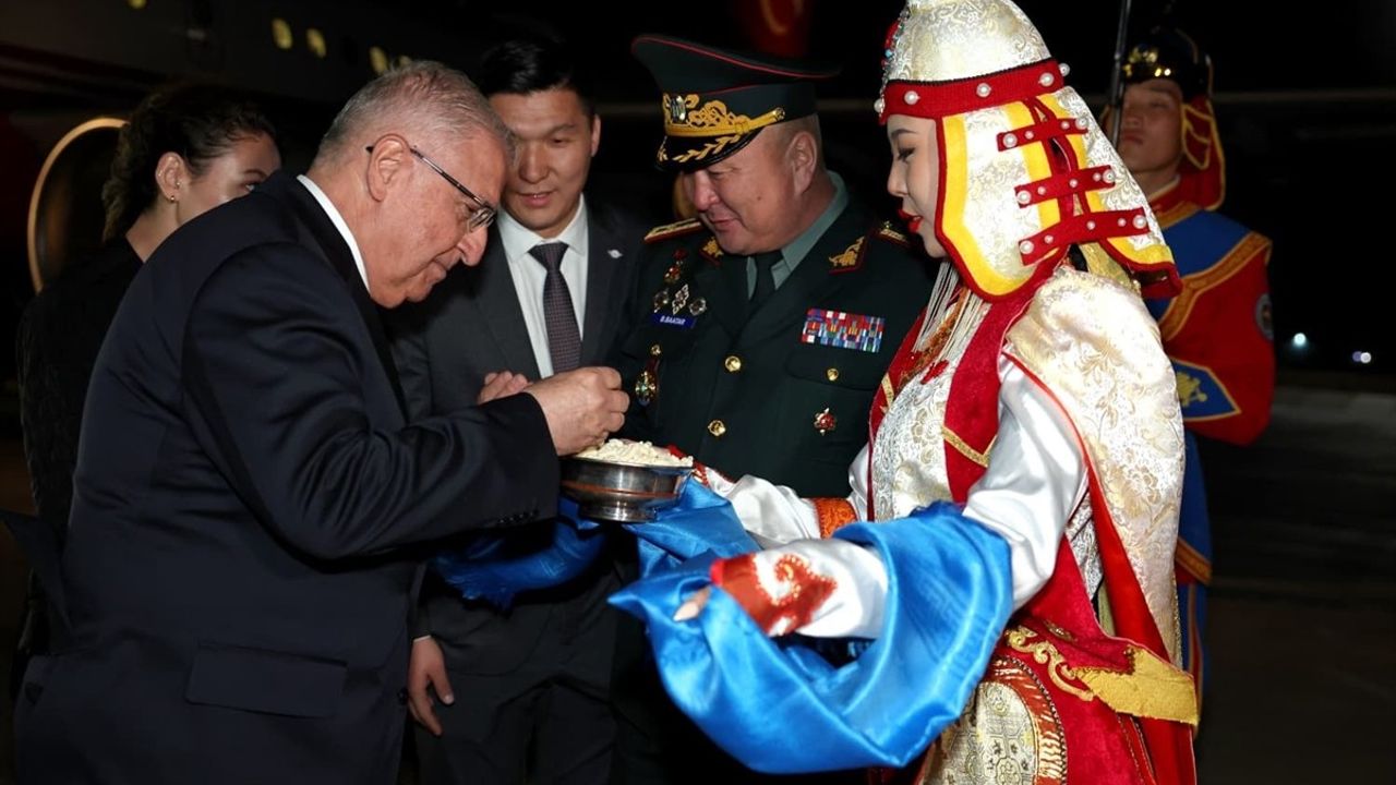 Milli Savunma Bakanı Güler, Moğolistan'da Resmi Törenle Karşılandı
