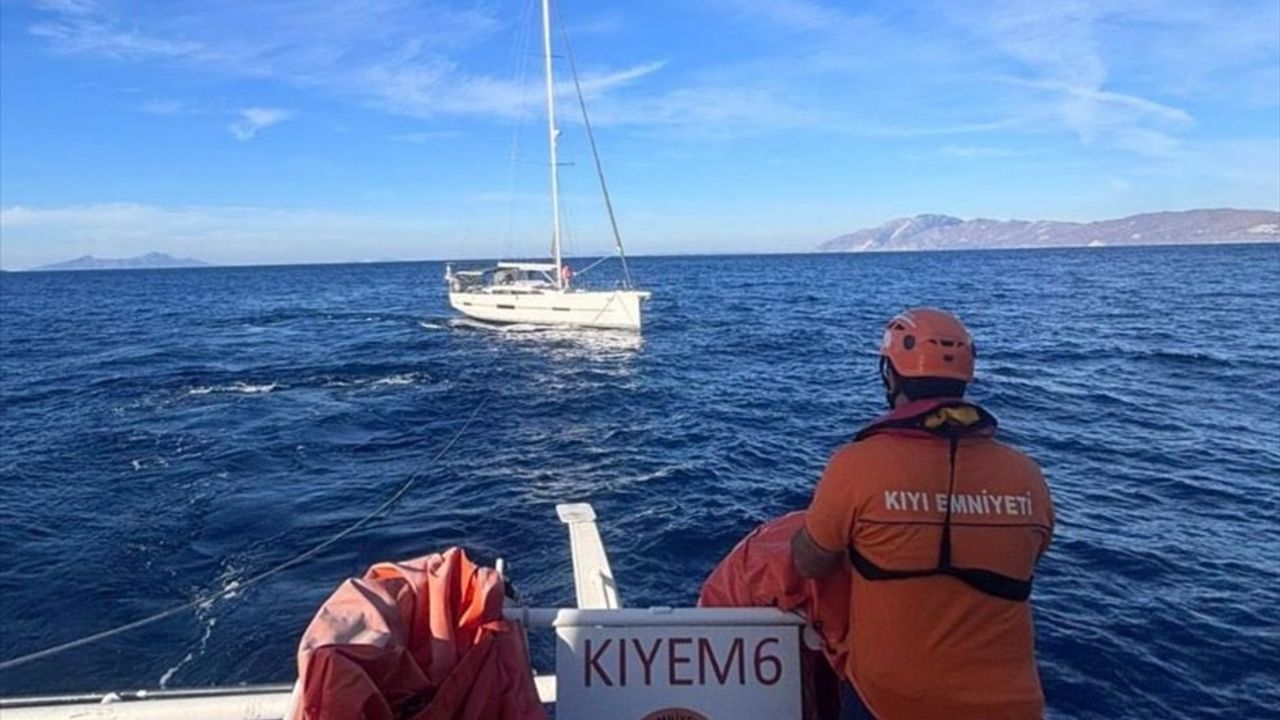 Muğla Açıklarında Sürüklenen Tekne Kurtarıldı