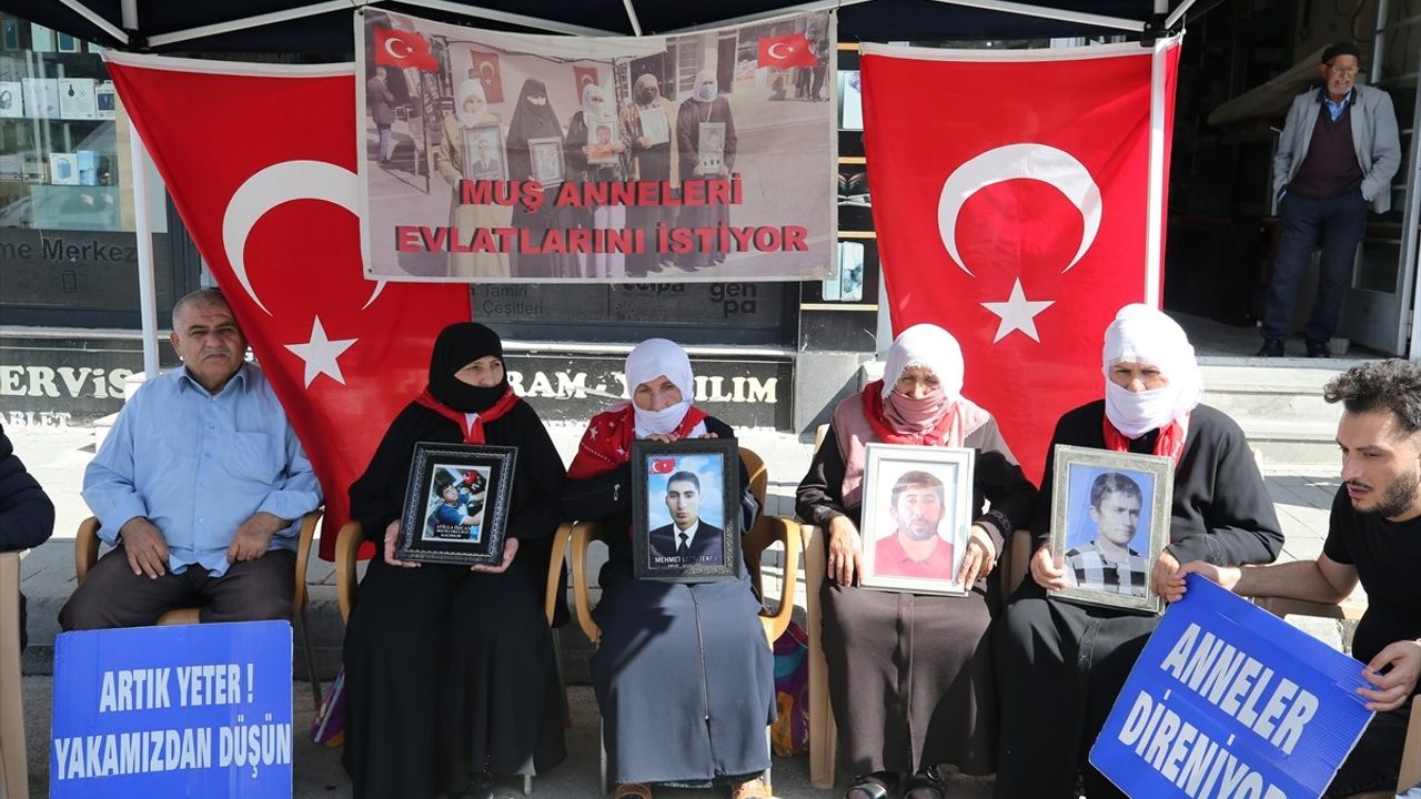 Muş'ta Aileler Evlatlarına Kavuşmak İçin Eylemlerini Sürdürüyor