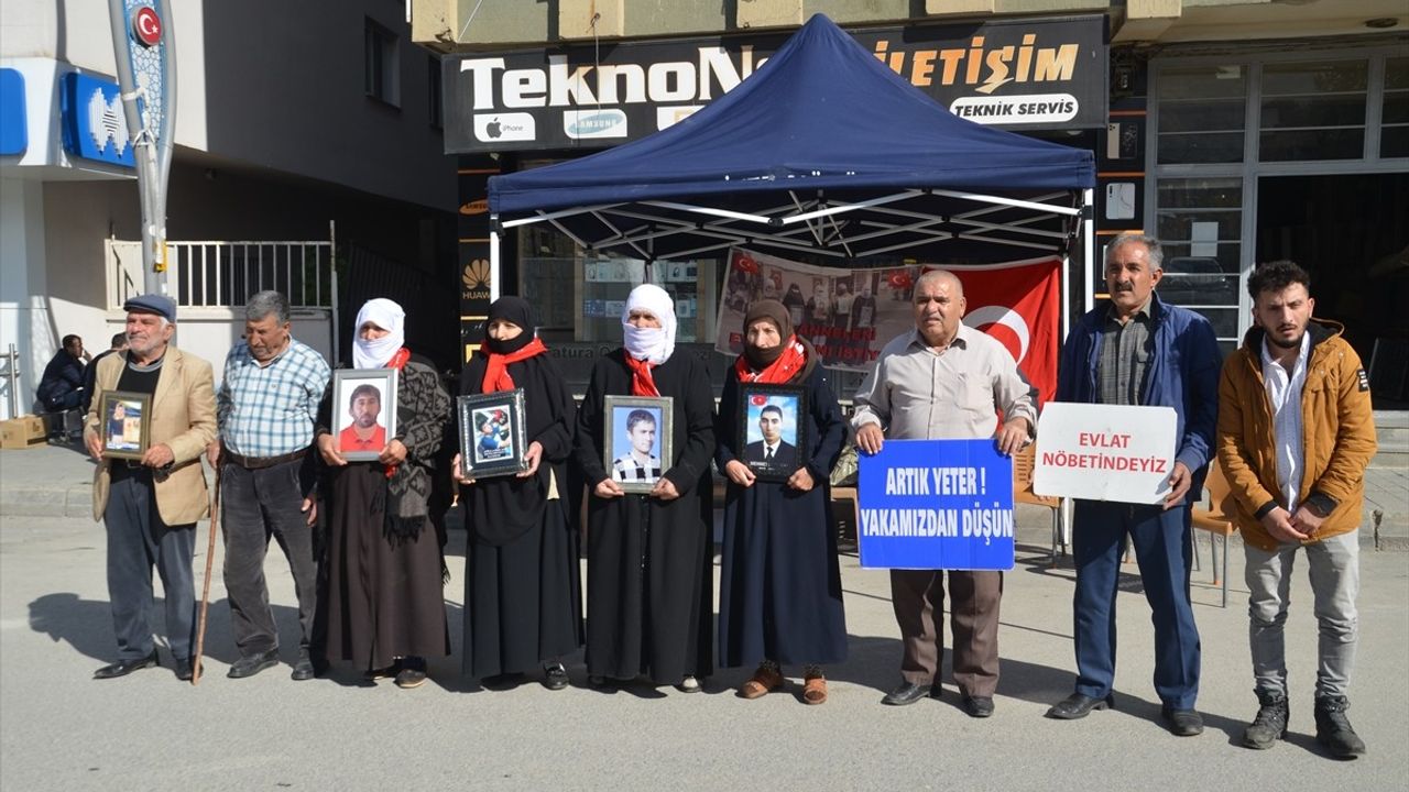 Muş'ta Ailelerden Evlat Nöbeti Devam Ediyor