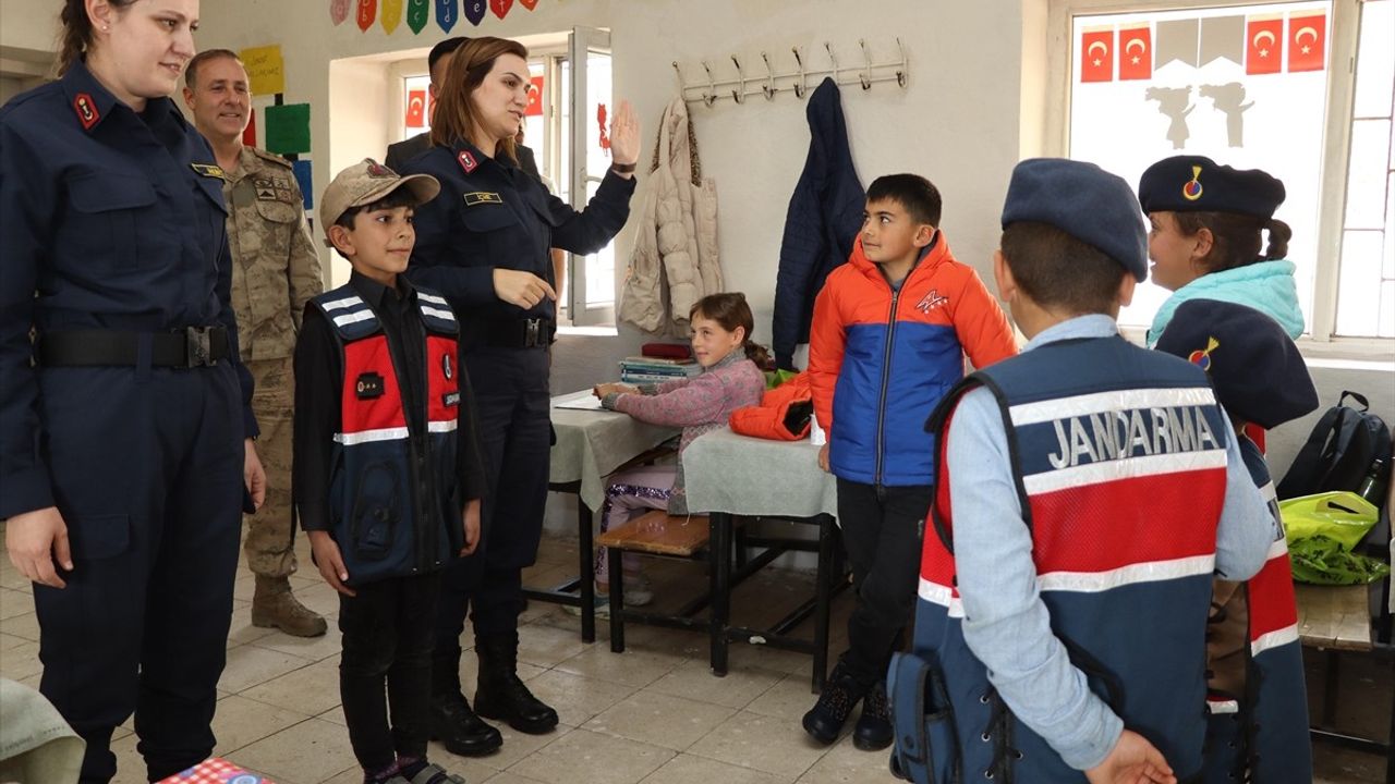 Muş'ta Jandarma Ekiplerinden Öğrencilere Kışlık Kıyafet Desteği