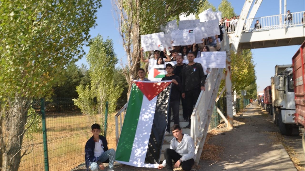 Muş'ta Lise Öğrencileri Filistin İçin Yürüyüş Düzenledi