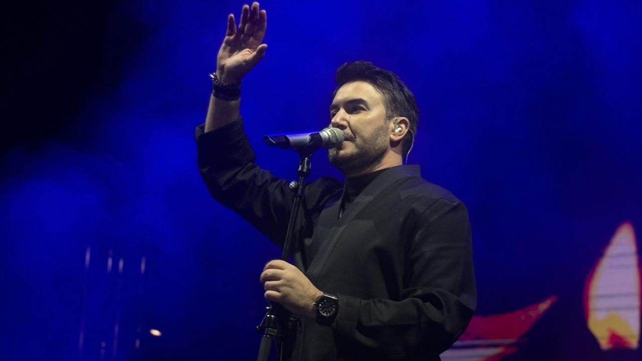 Mustafa Ceceli Bursa'da Coşkulu Bir Konser Verdi