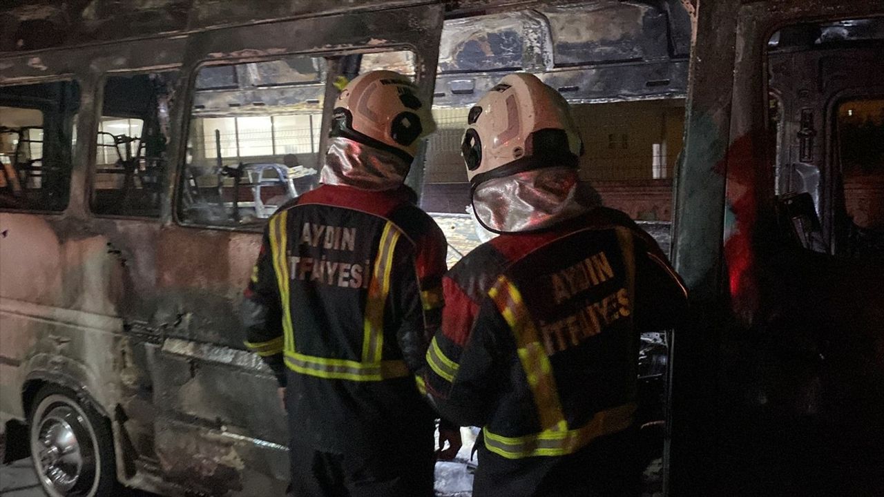 Nazilli'de Park Halindeki Minibüs Alev Alev Yandı