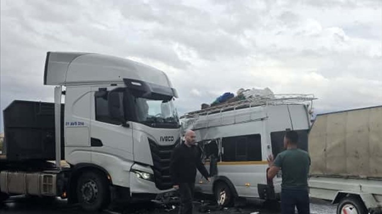 Nevşehir'de Minibüs ve Tır Çarpıştı: 9 Yaralı