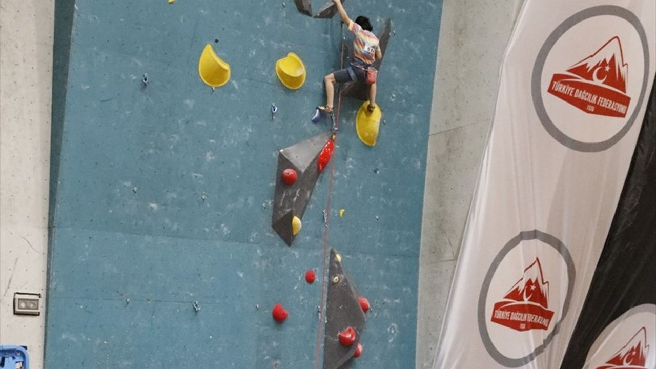 Olimpiyat Hedefiyle Tırmanış Yapan Yağmur Toylan'a Annesinden Destek