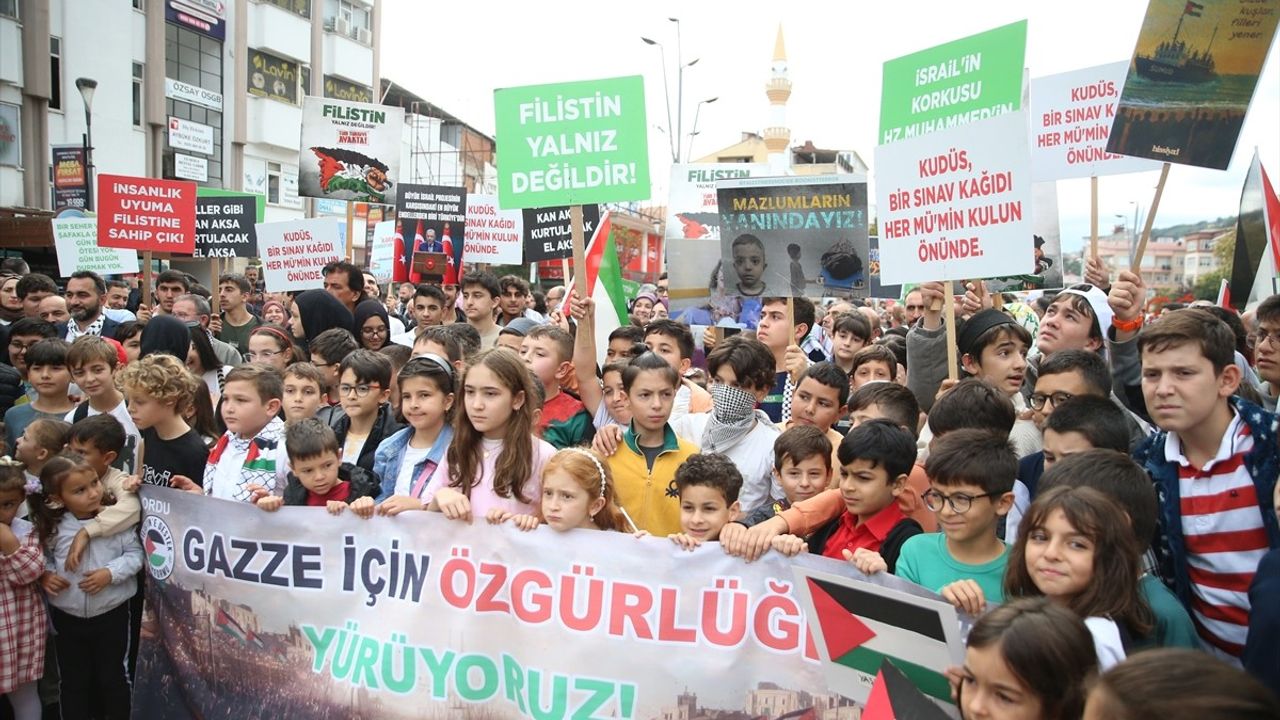 Ordu ve Bayburt'ta Küresel Sumud Filosu'na Destek Yürüyüşleri Düzenlendi