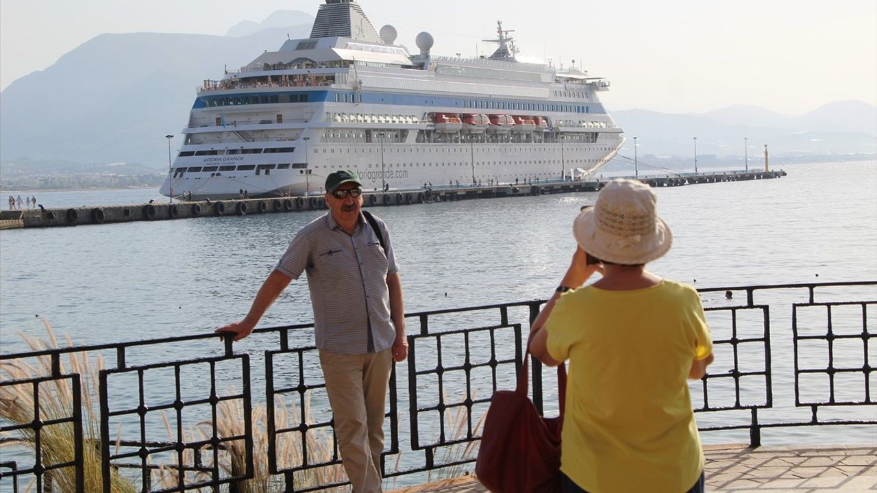 Palau Bayraklı Astoria Grande Kruvaziyeri Alanya'ya Demirledi