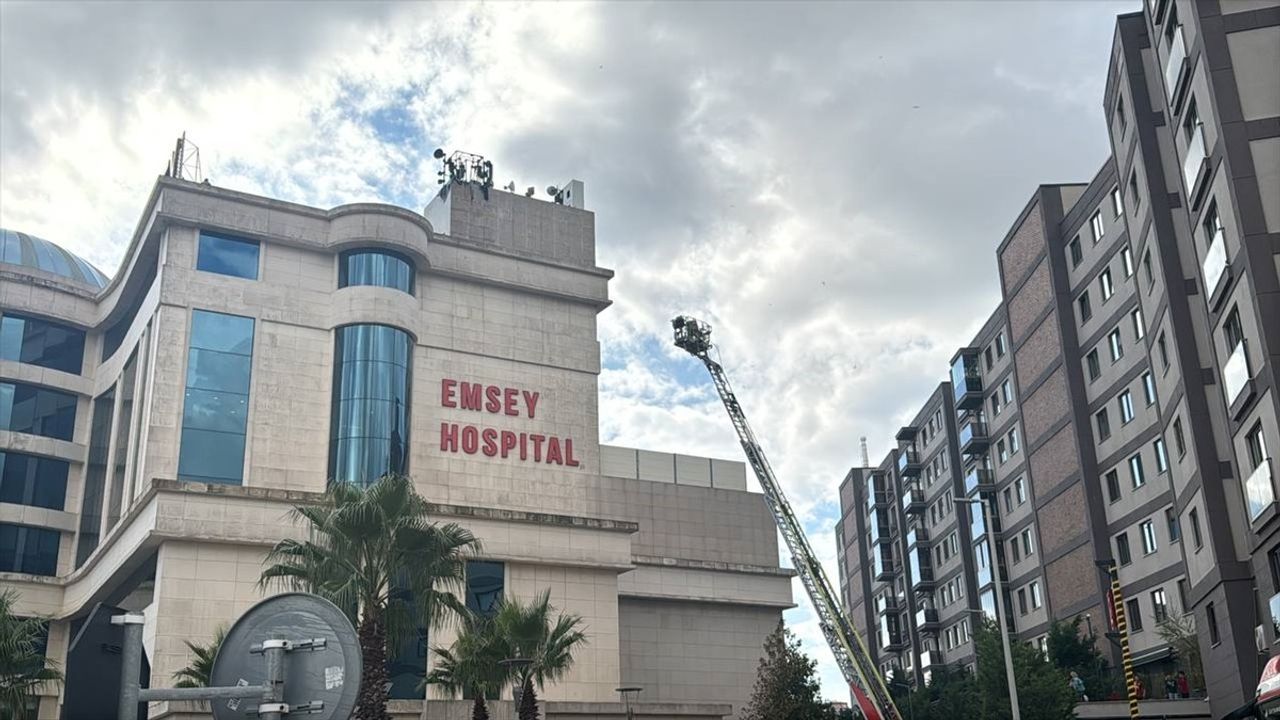 Pendik'te Özel Hastanede Yangın Çıktı