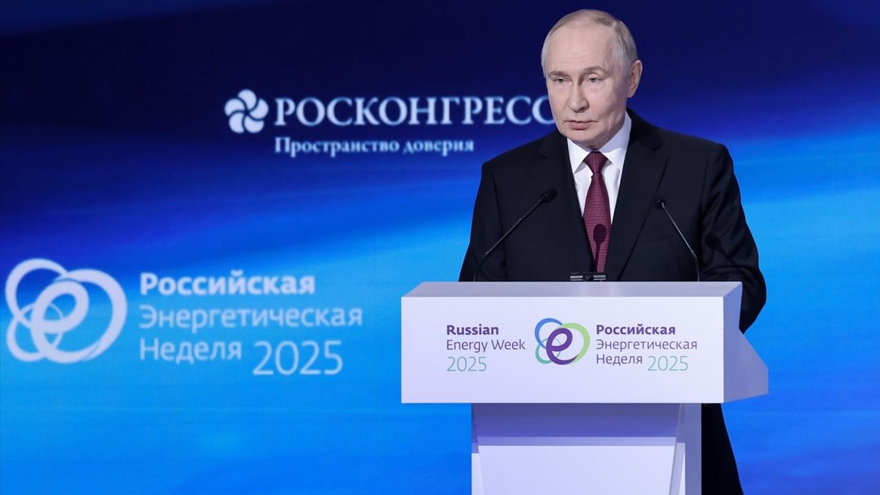 Putin: Batılı Eylemler Enerji Mimarisi Üzerinde Etkili