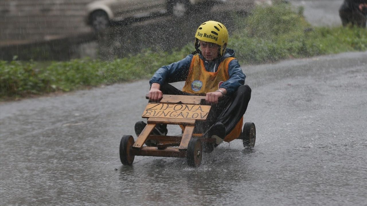 Rize'de Yağmura Rağmen Tahta Arabalar ile 'Laz Ralli' Heyecanı