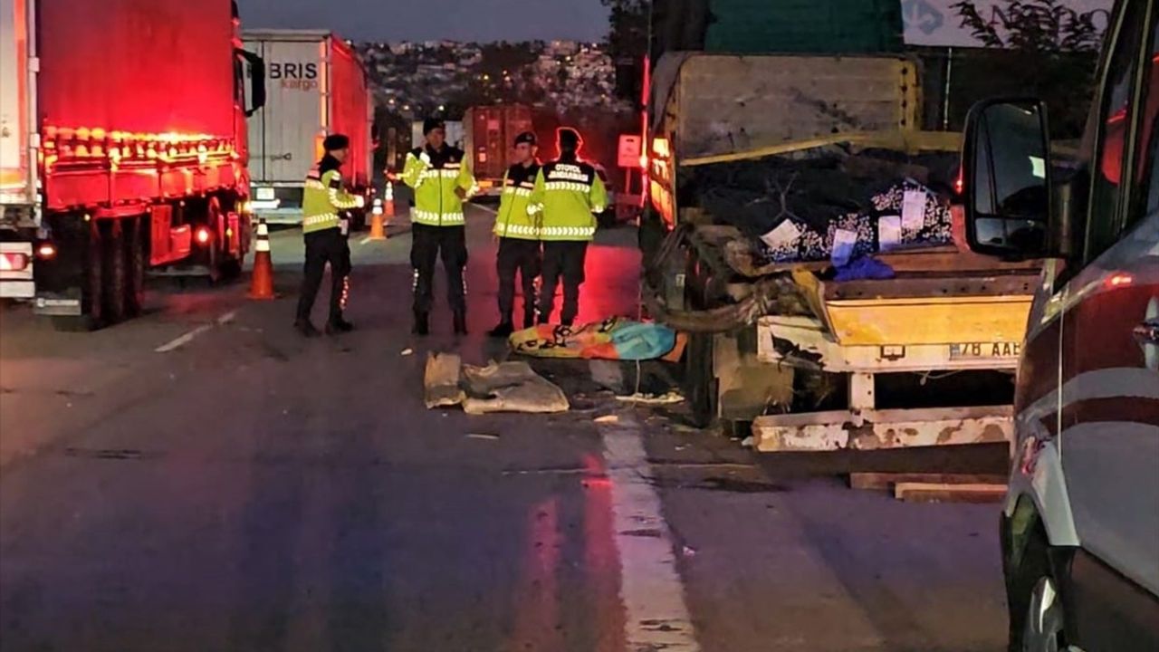 Sakarya'da Lastik Değiştirirken Tır Çarpan Sürücü Hayatını Kaybetti