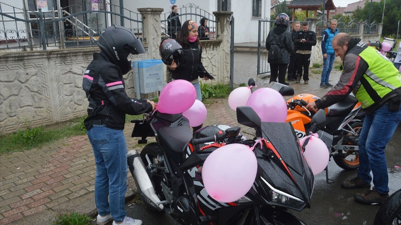 Sakarya'da Motosikletçilerden Meme Kanseri Farkındalığı İçin Tur