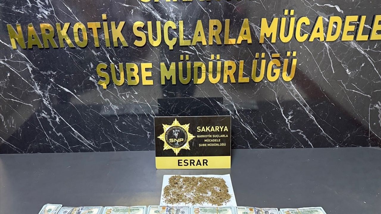 Sakarya'da Uyuşturucu Operasyonu: Çalınan Dolarlar Ele Geçirildi