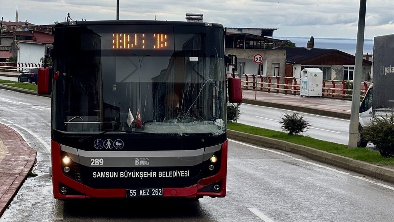 Samsun'da Halk Otobüsü ile Kamyonet Çarpıştı